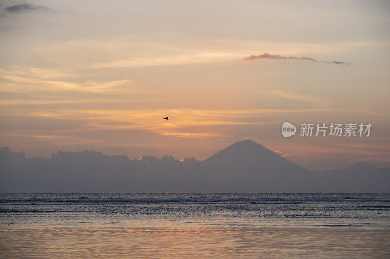 日落时分，Gili T海滩的Agung山